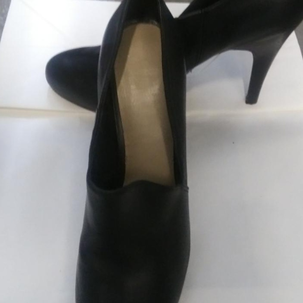 Leather pumps